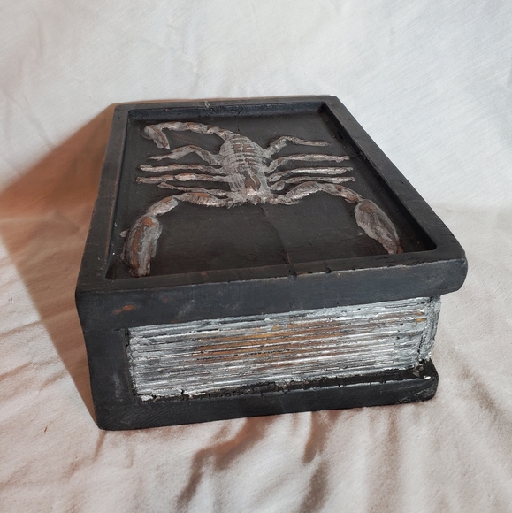 Wooden scorpion book decor block - Picture 4 of 5